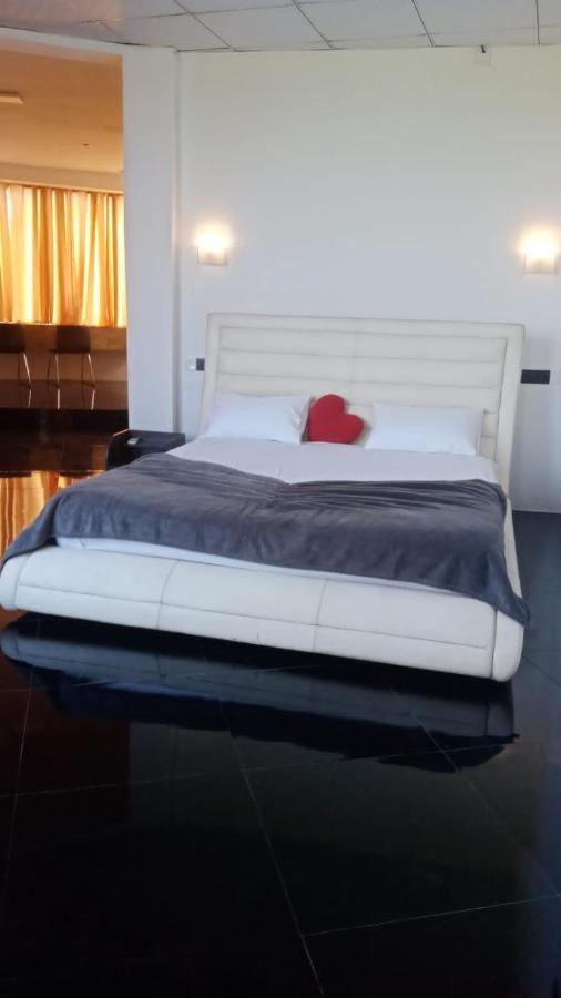Qiqi Airport Villa Katunayaka Bagian luar foto